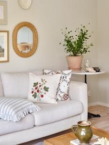 Kuddfodral STRAWBERRIES med broderade jordgubbar, blommor och blad