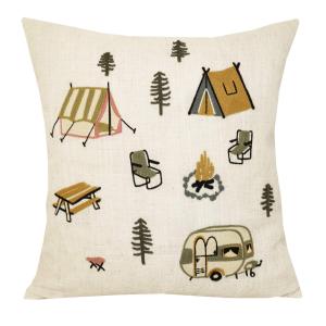 Kuddfodral CAMPING med broderat tält, husvagn och solstolar