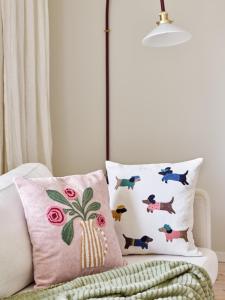 Kuddfodral HARRIET i rosa teddykvalite med broderade rosa blommor i en vas