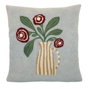 Kuddfodral HARRIET i blå teddykvalite med broderade vinfärgade blommor i en vas