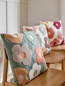 Kuddfodral DAISY med blommor i teddybrodyr i grönt, orange och beige