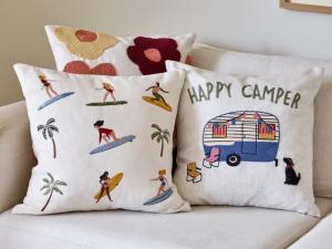 Kuddfodral DAISY med blommor i teddybrodyr i orange, vinröd, gul och rosa