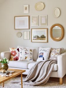 Kuddfodral FLORA i linnefärgad chenille med broderade blommor i offwhite