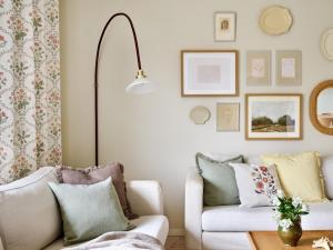 Kuddfodral GRETA i offwhite teddykvalite med broderade persikofärgade blommor