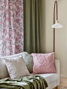 Gardin FAYE med rosa blommor på rosa bottenfärg