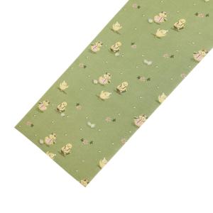 Påsklöpare HÖNÖ med tryckta påskägg, påskkycklingar och små blommor på grön bottenfärg