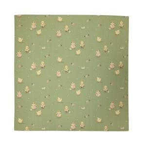 Fyrkantig duk HÖNÖ med tryckta påskägg, påskkycklingar och små blommor på grön bottenfärg