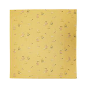 Fyrkantig duk HÖNÖ med tryckta påskägg, påskkycklingar och små blommor på gul bottenfärg