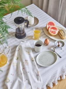 Kökshandduk HÖNÖ med tryckta påskägg, påskkycklingar och små blommor på offwhite bottenfärg