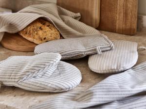 Grillvante YSTAD med smala vävda ränder i vitt på linnefärgad botten