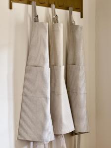 Förkläde YSTAD med smala vävda ränder i vitt på linnefärgad botten