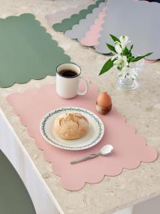 Bordstablett, tallriksunderlägg VÅGA i PVC med vågig kant i grönt