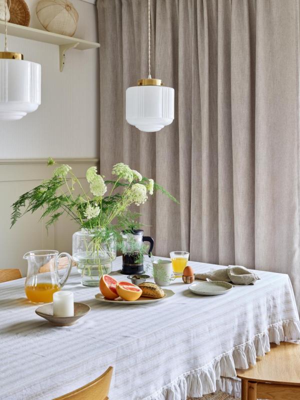 Duk MADICKEN randig i linnefärg och offwhite med volang runt kanten