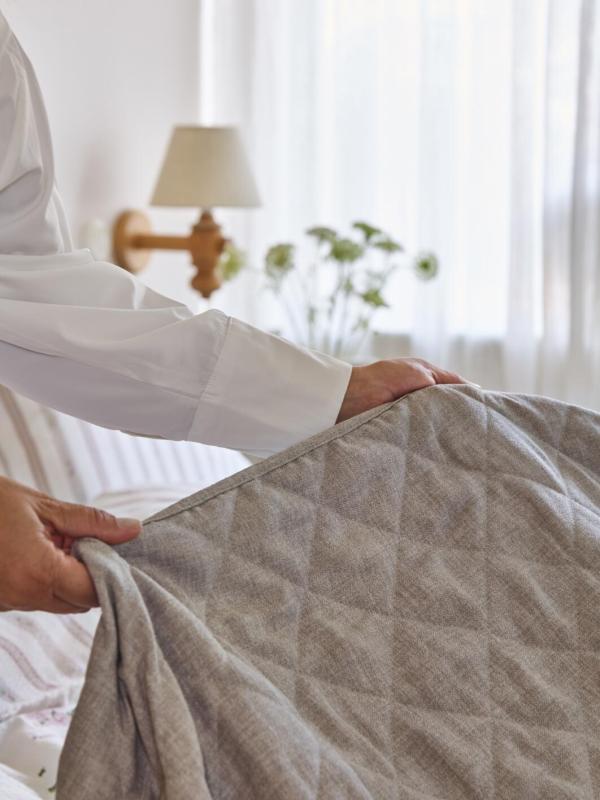 Överkast SKYMNING till enkelsäng, quiltad, enfärgad, melerad i linnefärg