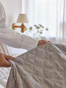 Överkast SKYMNING till dubbelsäng, quiltad, enfärgad, melerad i linnefärg