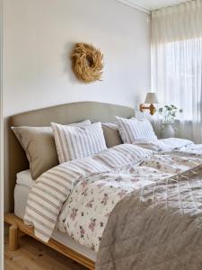 Överkast SKYMNING till dubbelsäng, quiltad, enfärgad, melerad i linnefärg