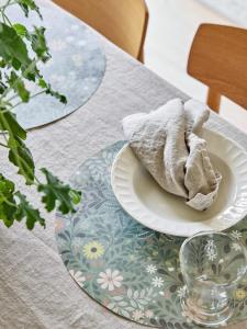 Rund Plasttablett, tallriksunderlägg BACKA med blommor i grön bottenfärg