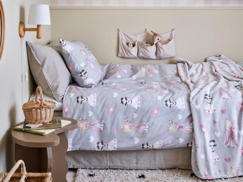 Pläd PRINSESSA i fleece med prinsessor och hjärtan i rosa på grå bottenfärg