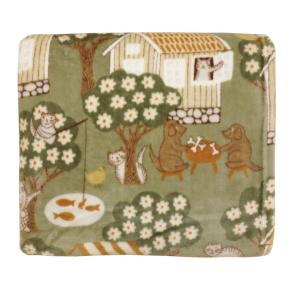 Pläd ÅSGRÄND med hundar och katter i lek bland små hus, grön bottenfärg