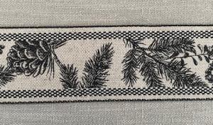 Textilband, vävt linnefärgat band med kottar och grankvistar och svart dekorkant