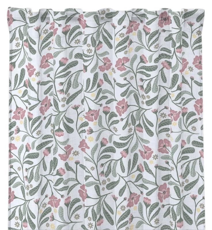 Gardin LOVIS med vita och rosa blommor och slingrande gröna blad på vit bottenfärg