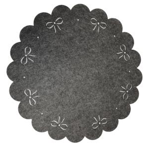 Rund Bordstablett, tallriksunderlägg RIBBON i filtmaterial med utstansade rosetter i mörkgrå