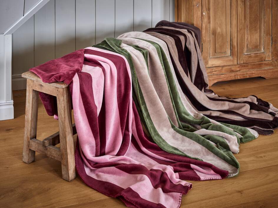 Pläd BRYGGE i lyxig flanell fleece med breda ränder i grönt och beige