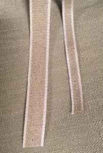 Textilband/Hemslöjdsband, finns i bredderna 5 mm och 11 mm , linne med röd kant