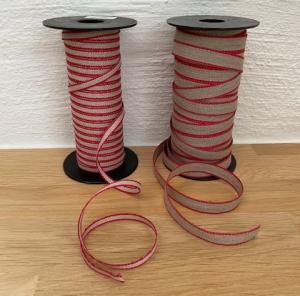 Textilband/Hemslöjdsband, finns i bredderna 5 mm och 11 mm , linne med röd kant