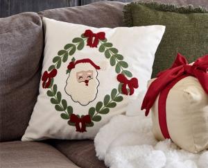 Kuddfodral SANTA CLAUS i vit teddy kvalite med broderad tomte, blad och rosetter