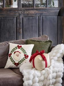 Kuddfodral SANTA CLAUS i vit teddy kvalite med broderad tomte, blad och rosetter