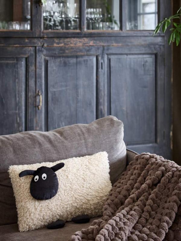 Fylld Kudde SHEEP i beige fårpäls imitation som kropp och svart huvud och ben