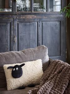 Fylld Kudde SHEEP i beige fårpäls imitation som kropp och svart huvud och ben