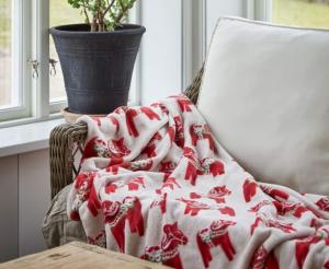 Pläd, filt MALUNG i flanell-fleece med Dalahästar i orangerött
