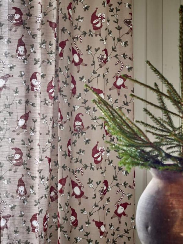 Gardin TOMTENISSAR med grå små tomtenissar bland slingrande gröna blad på linnefärgad botten