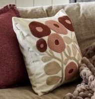 Kuddfodral SABINA i kortklippt "teddy"-kvalité med broderade, tuftade blommor i brända rosa toner