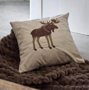 Kuddfodral MOOSE i kortklippt linnefärgad teddy-kvalité med broderad brun älg