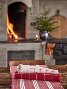 Bordslöpare MAX med vävda rutor i rött och linnefärg