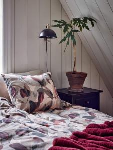 Bäddset GIBSON med digitaltryckt fantasifullt bladmönster i vinrött, beige och grått