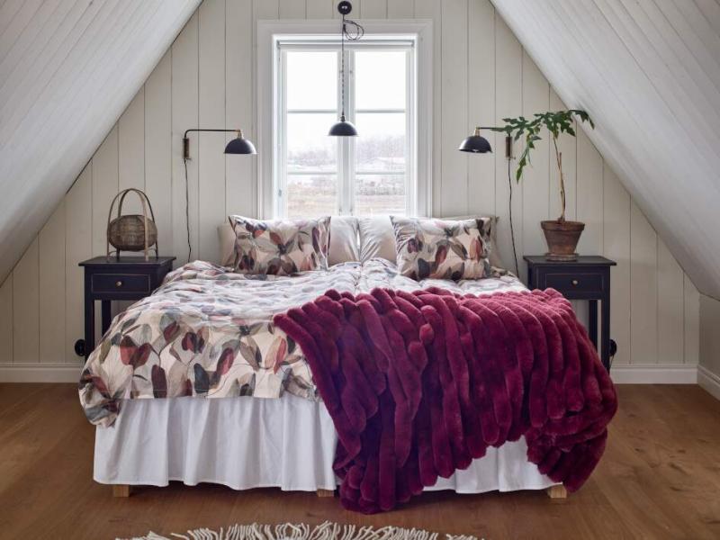 Bäddset GIBSON med digitaltryckt fantasifullt bladmönster i vinrött, beige och grått
