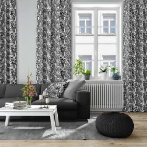 Kuddfodral Fyri med fåglar, harar och katter i vitt på svart bottenfärg