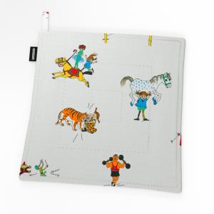 Grytlapp PIPPI PÅ CIRKUS, med tecknade motiv av Pippi Långstrump. Offwhite bottenfärg