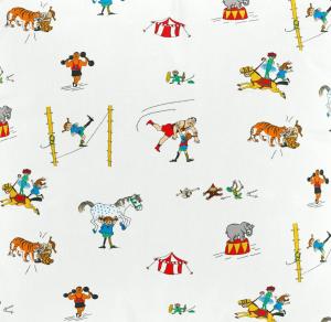 Metervara PIPPI PÅ CIRKUS, med tecknade motiv av Pippi Långstrump. Offwhite bottenfärg