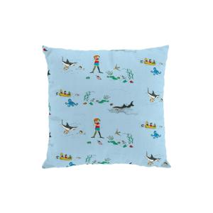 Kuddfodral PIPPI I SÖDERHAVET, med tecknade motiv av Pippi Långstrump. Blå bottenfärg
