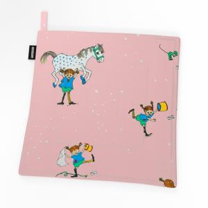 Grytlapp PIPPI MED VÄNNER, med tecknade motiv av Pippi Långstrump. Rosa bottenfärg
