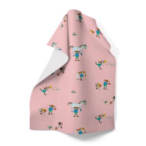 Kökshandduk PIPPI MED VÄNNER, med tecknade motiv av Pippi Långstrump. Rosa bottenfärg