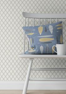 Kuddfodral UNDER TRÄDET med beige och grå blad på blå bottenfärg
