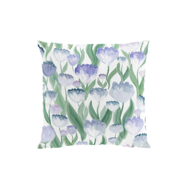 Kuddfodral LJUVLIGT med blå tulpaner på offwhite bottenfärg