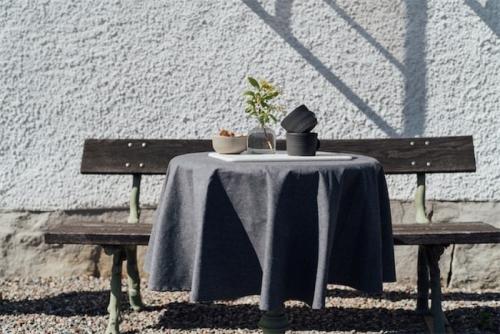 HEDVIG, Rund enfärgad duk, mörkgrå, chambray med avtorkningsbar yta. Funkar lika bra ute som inne.