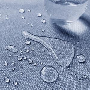 HEDVIG, Rund enfärgad duk, blå, chambray med avtorkningsbar yta. Funkar lika bra ute som inne